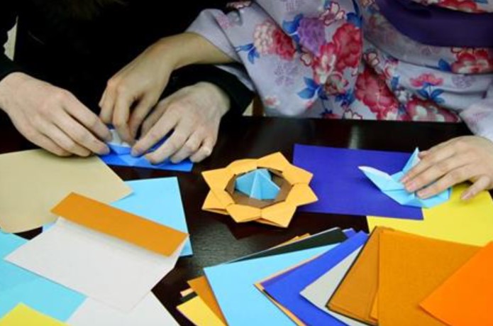 Maestru japonez de origami predând
